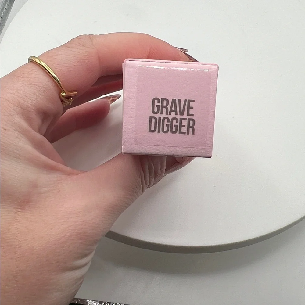 Jeffree Star Velvet Lipstick Grave Digger